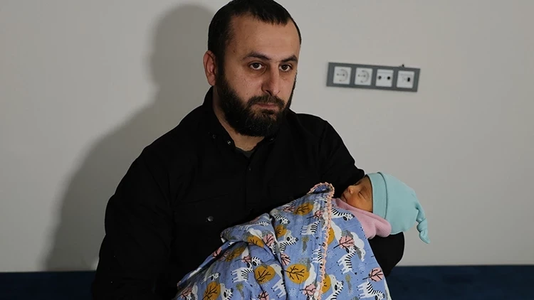 Adana'da topuk kanı krizi: Aile bebeğine kayyum atanma tehdidiyle karşılaştı