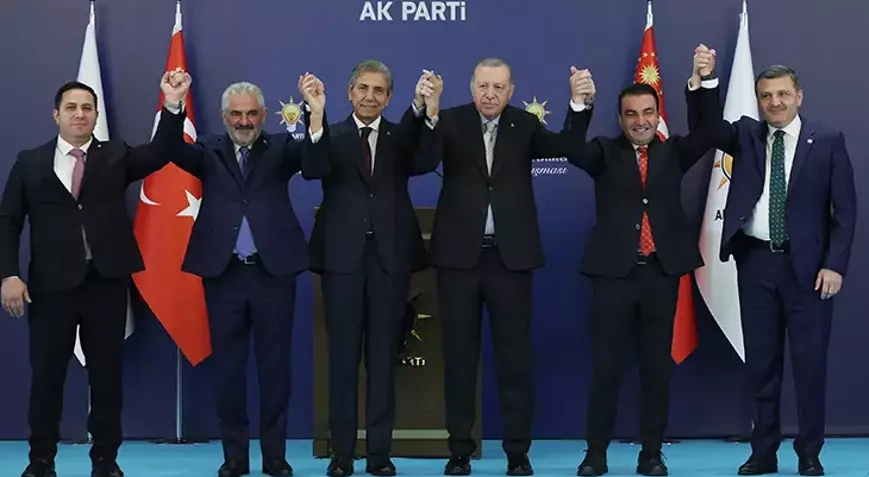 AK Parti'ye katılım: 7 belediye başkanı rozet taktı