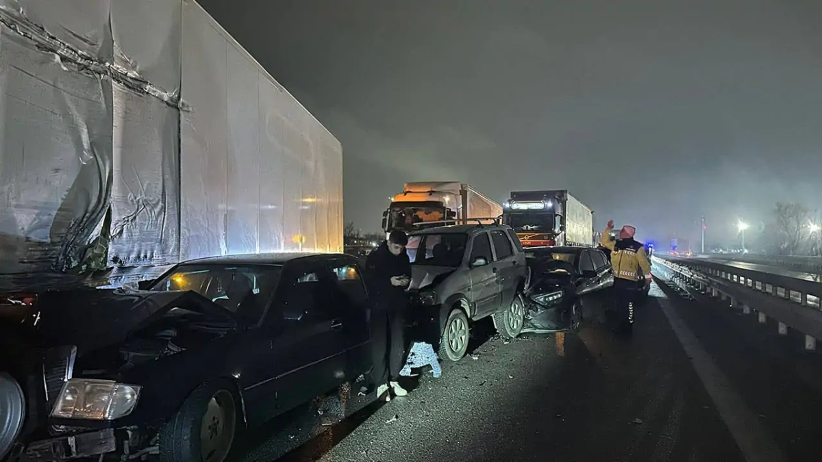 Anadolu Otoyolu'nda zincirleme kaza: 16 araç birbirine girdi, 4'ü ağır 6 yaralı