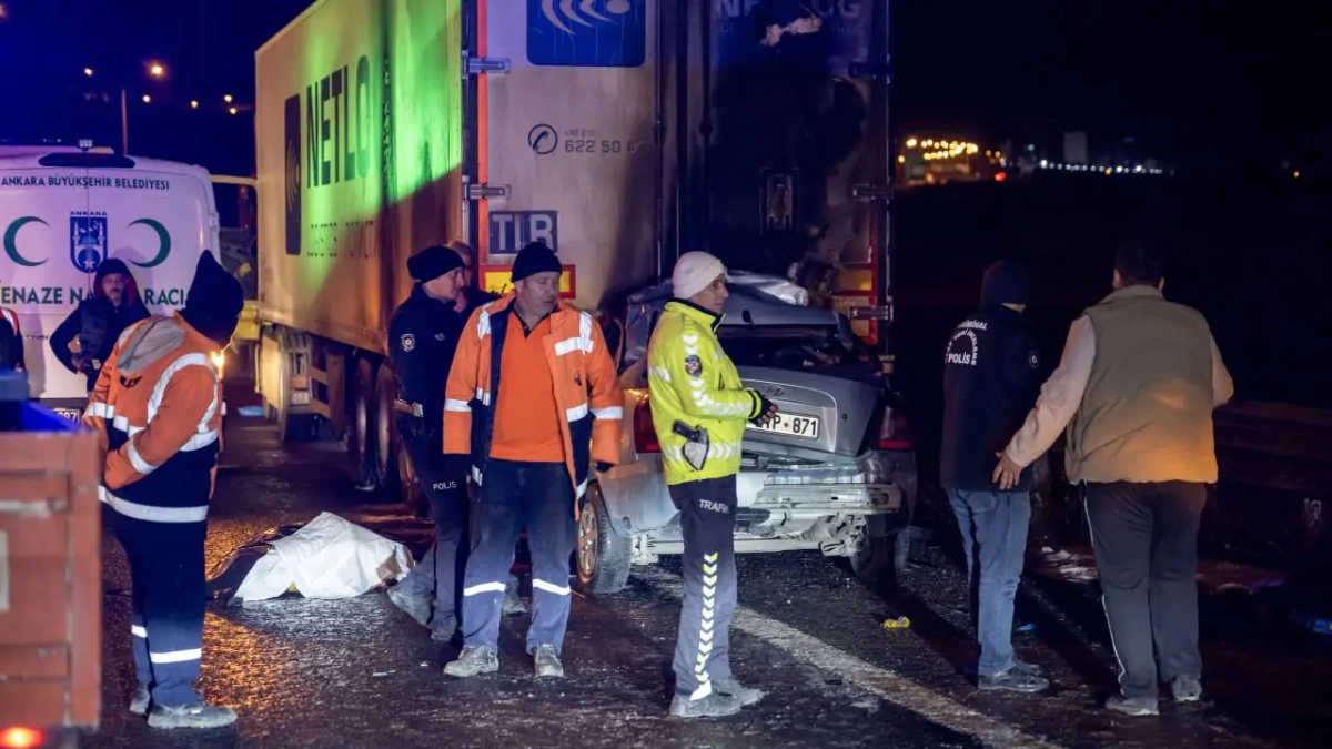 Ankara'da feci kaza: Tıra çarpan otomobil alev aldı, sürücü öldü