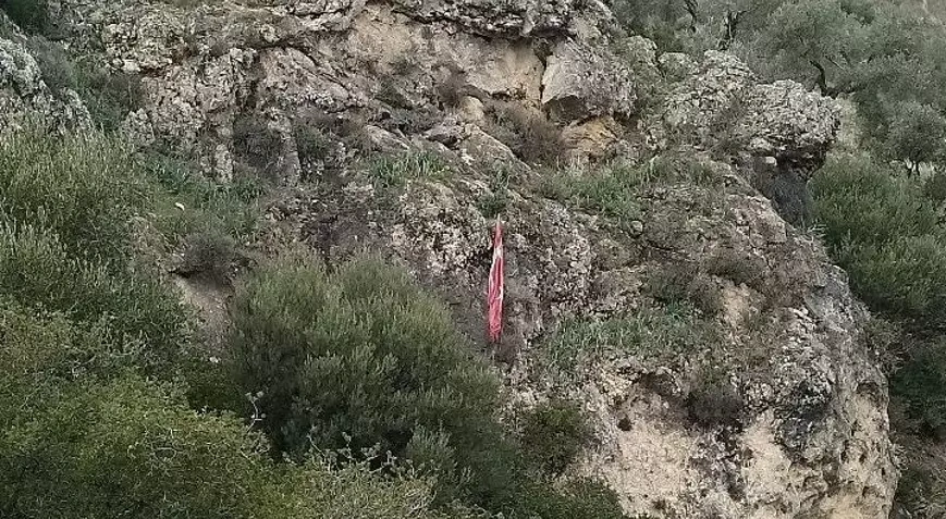 Aydın'da duygulandıran görüntü: Kayalıklara takılan bayrağı kurtardı