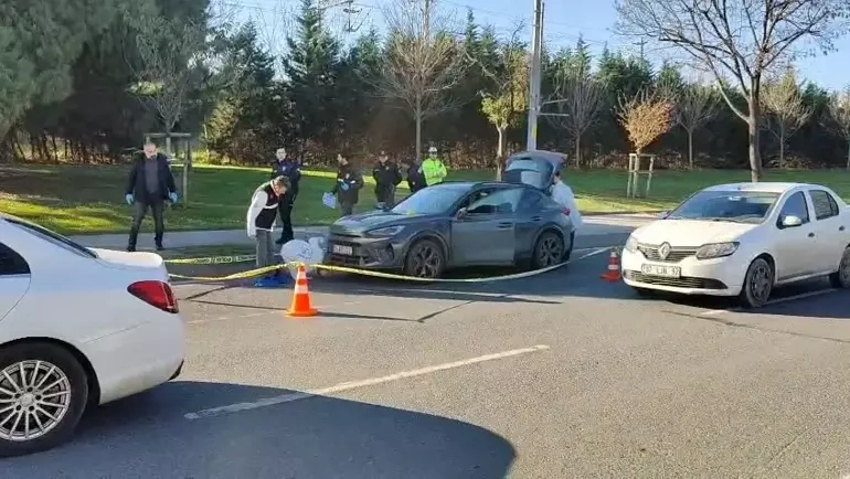 Bakırköy'de silahlı saldırı: Sürücü araçta öldürüldü