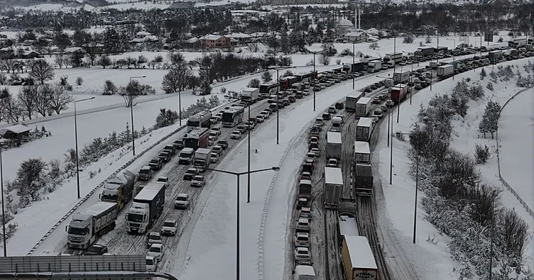 Bolu Dağı'nda kar ve buzlanma: Trafik durdu, kilometrelerce kuyruk oluştu
