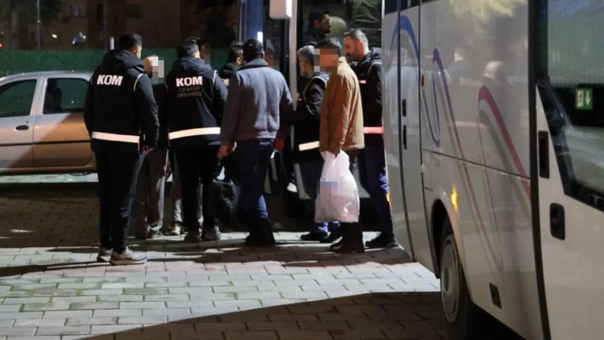 Buca Belediyesi'nde rüşvet operasyonu: Ruhsat Müdürü dahil 26 kişi adliyede