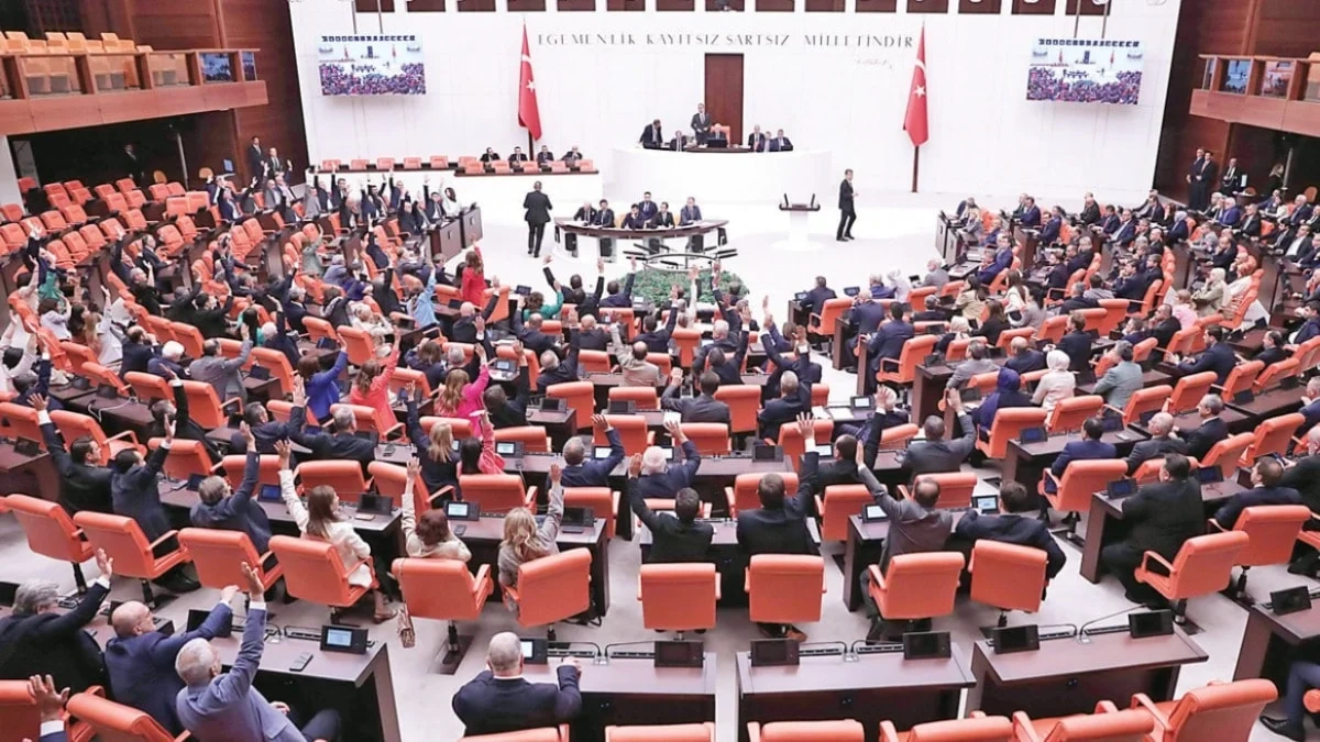 CHP listelerinden giren vekiller AK Parti'ye geçiyor: Anayasa değişikliği için 14 vekil eksik