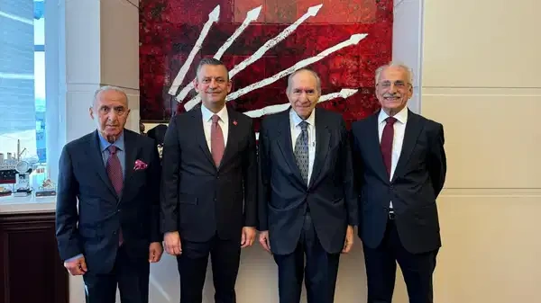 CHP'nin Eski Genel Başkanı Hikmet Çetin, zatürreden hastaneye kaldırıldı