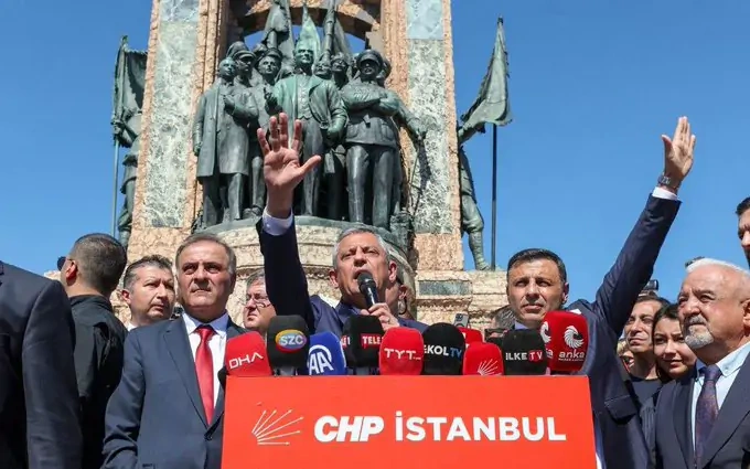 Dakikalar kala kongre krizi: CHP İstanbul İl Kongresi mahkeme engeline takıldı!
