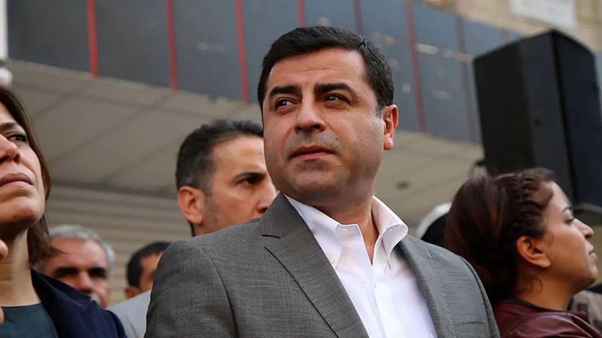 Demirtaş'tan sembolik mesaj: Kar makinası limuzin olmaz