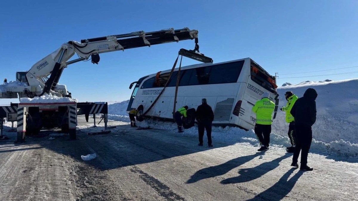 Diyarbakır'da yolcu otobüsü devrildi: 6 yaralı