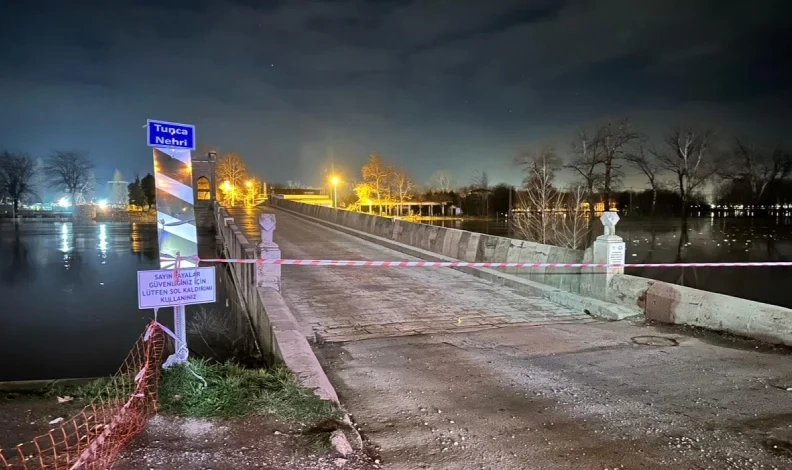 Edirne'de taşkın alarmı: Köprüler trafiğe kapatıldı, ekipler teyakkuzda