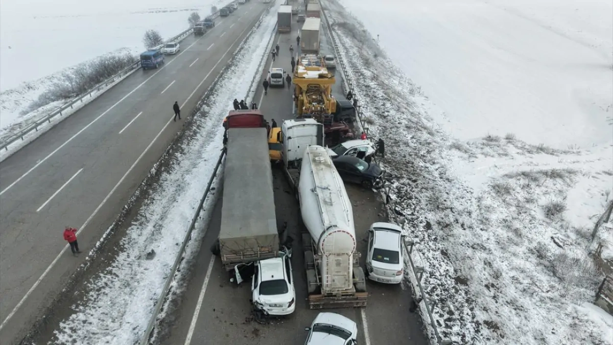 Erzurum'da sis felakete yol açtı: Aynı yolda iki zincirleme kaza, 1 ölü 31 yaralı