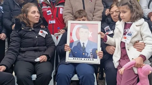 Eşinden oğluna: Senin baban kahraman, dik tut başını