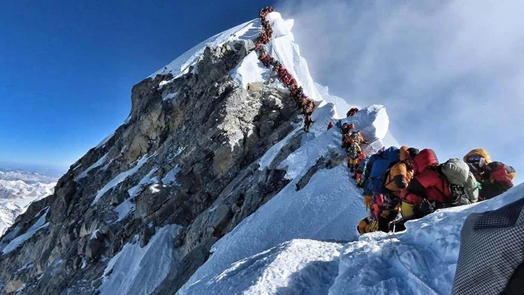 Everest'te ölümcül fırtına: Binlerce dağcı mahsur kaldı!