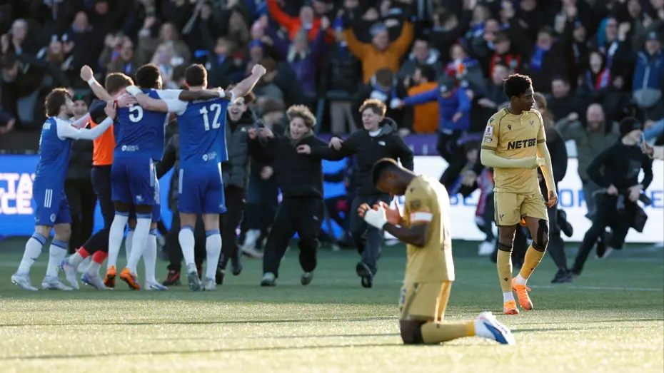 FA Cup'ta tarihi sürpriz: 6. Lig Takımı şampiyonu eledi