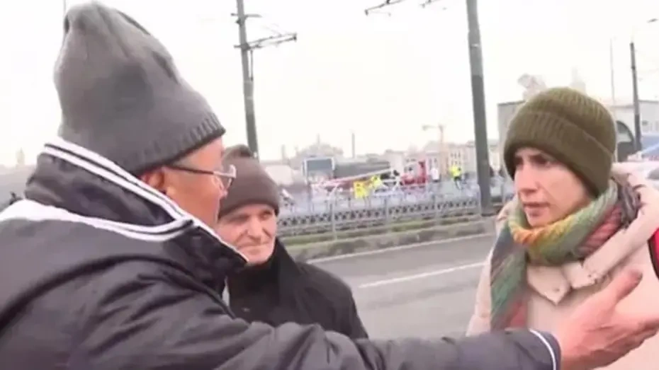 Galata Köprüsü'nde şok olay: Vegan kadın balıkları denize döktü