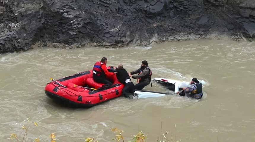 Hakkari'de feci kaza: Pikap 150 metrelik uçurumdan Zap Suyu'na düştü, 2 ölü
