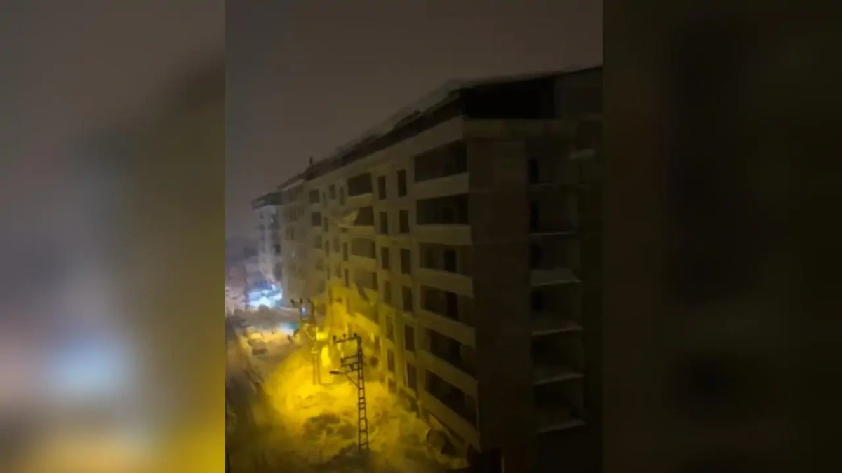 Hakkari'de tonlarca kar çatıdan düştü, enerji hatları koptu