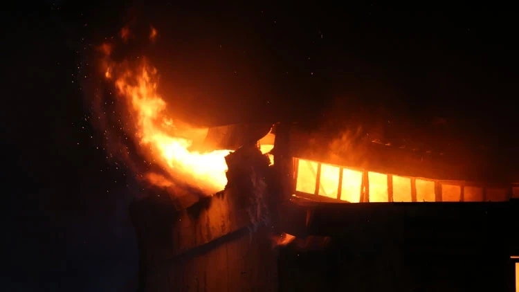 Hatay'da otomobil tamirhanesinde yangın: 4 işyeri etkilendi