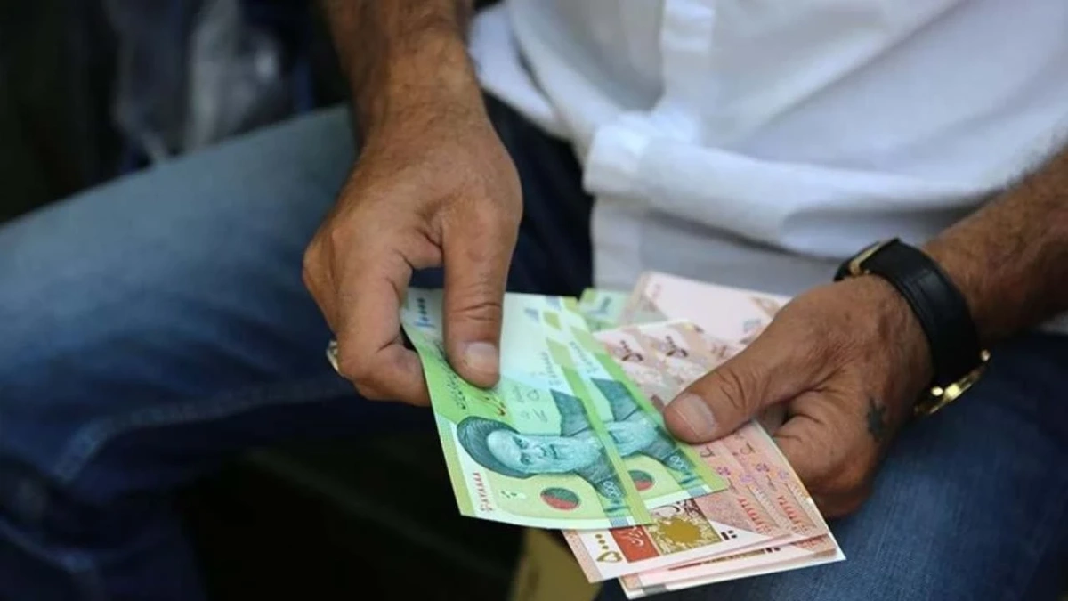 İran'da dolar 140 bin tümene çıktı: Esnaf sokağa döküldü