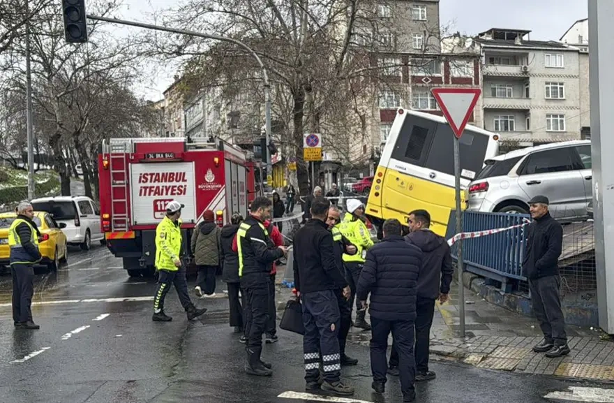 İstanbul Esenler'de İETT otobüsü kontrolden çıktı: Otoparka girdi