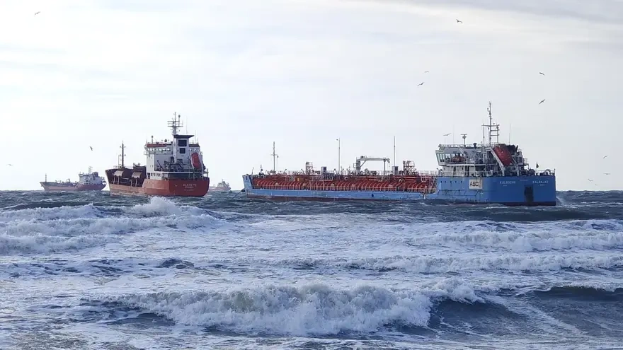 İstanbul Florya'da iki tanker birbirine girdi: Acil durum çağrısı