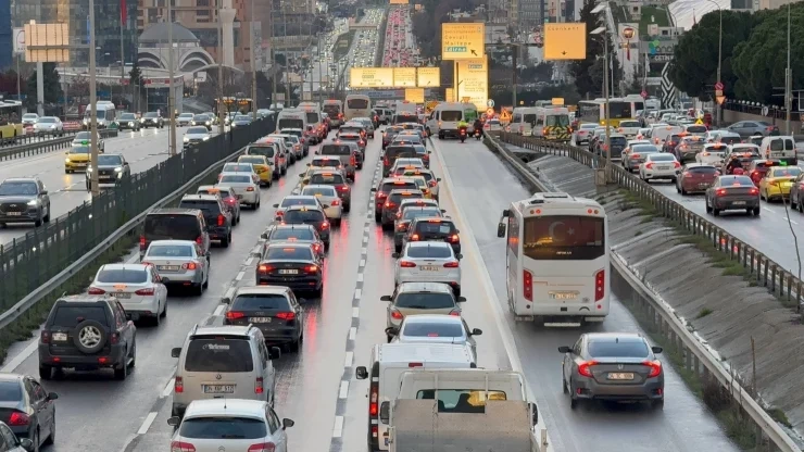 İstanbul'da haftanın ilk iş günü trafik kilidi: Anadolu Yakası yüzde 72'de