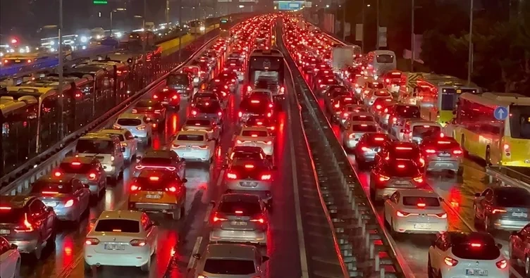 İstanbul'da mesai çıkışı kabusu: Trafik yoğunluğu yüzde 90'a dayandı