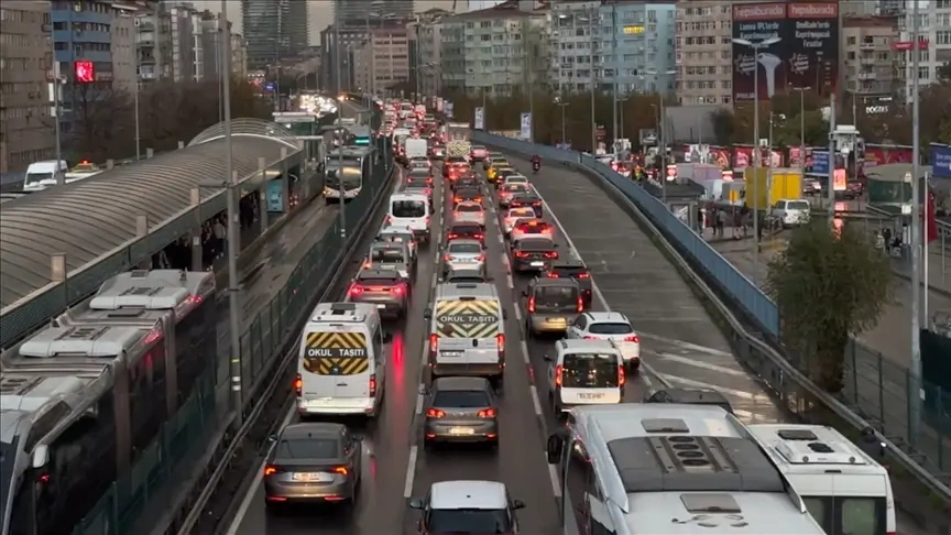 İstanbul'da sabah yağmuru trafiği kilitledi: Yoğunluk yüzde 80'e çıktı