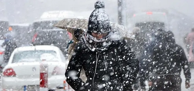 İstanbul'da yılın ilk kar yağışı: Ulaşımda aksamalar yaşandı