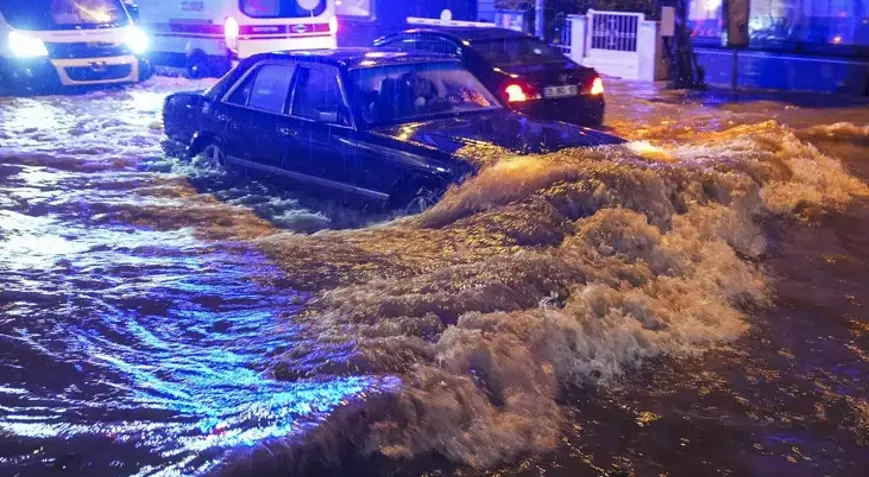 İzmir'de şiddetli yağış felaketi: Sokaklar sular altında, 3 ilçede su kesintisi