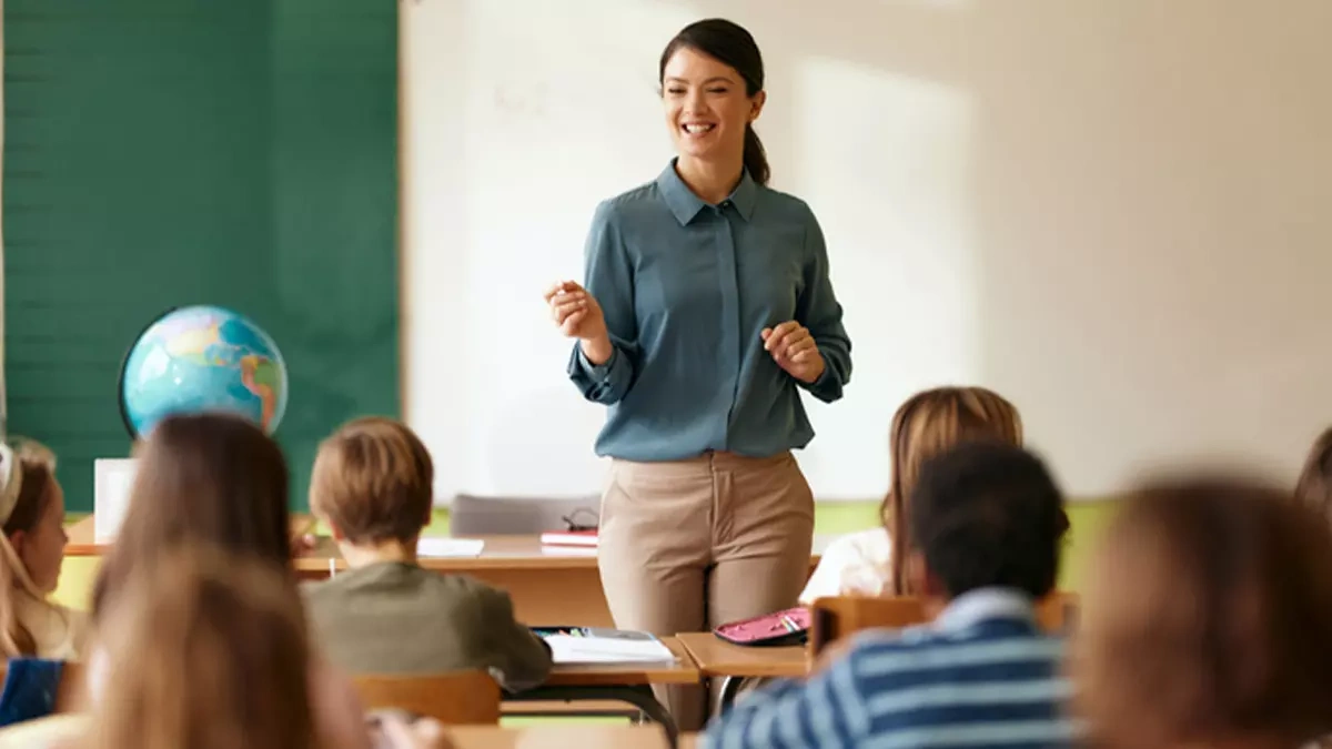 MEB'den öğretmen kıyafetlerine sıkı denetim: Tayt, kot pantolon yasak!