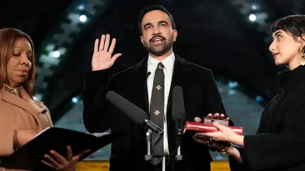 New York'un ilk Müslüman belediye başkanı Mamdani, 200 yıllık Kuran'la yemin etti