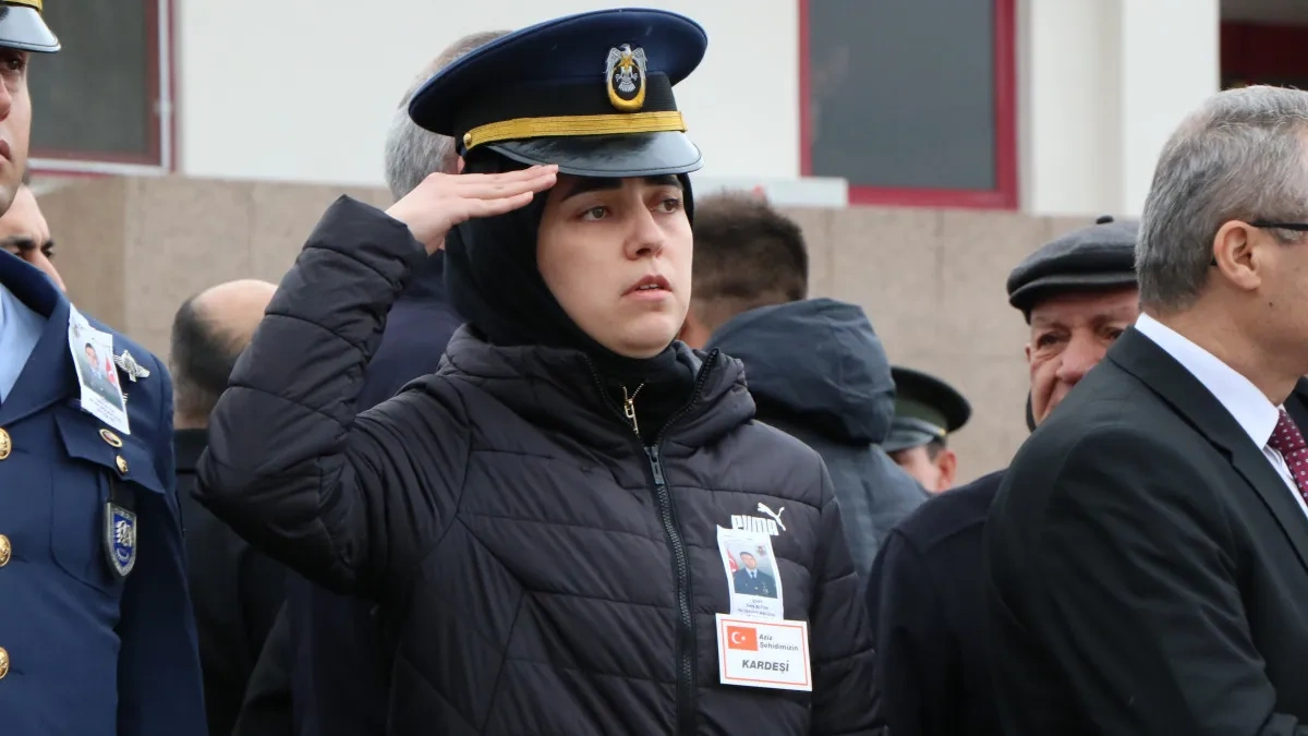 Şehit ağabeyinin cenazesini asker selamıyla uğurladı