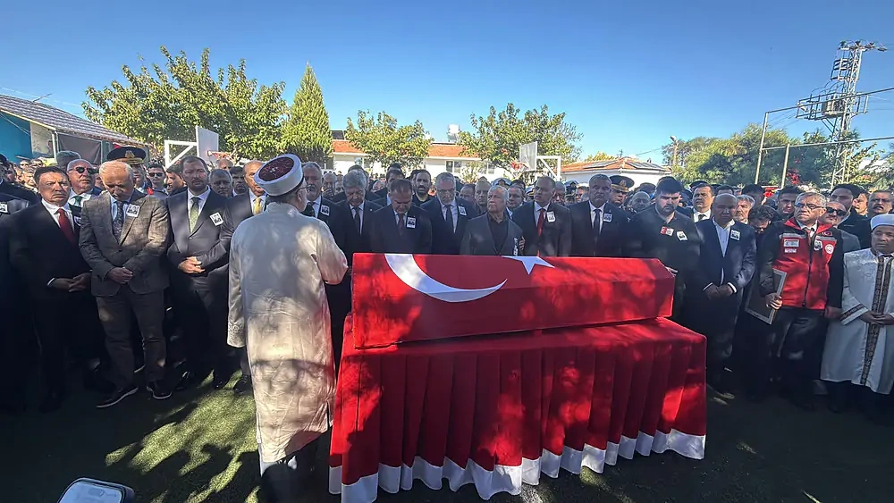 Şehit cenazesinde protokol skandalı: Gülerek sohbet ettiler