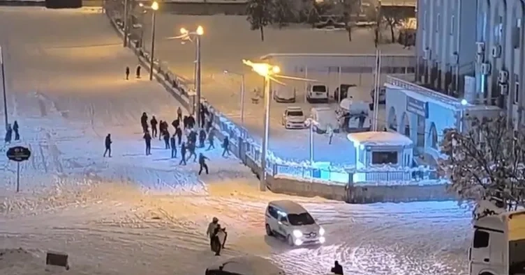 Siirt'te polislerle çocuklar kartopu savaşı yaptı