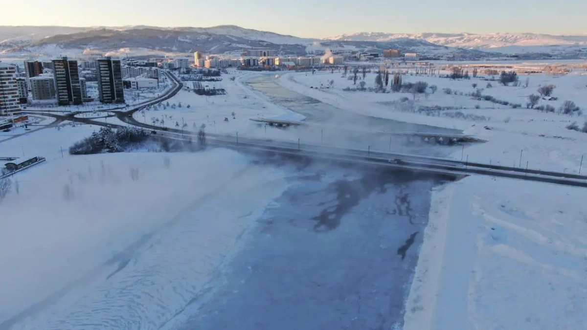 Sivas'ta termometre eksi 19'u gösterdi, Kızılırmak dondu