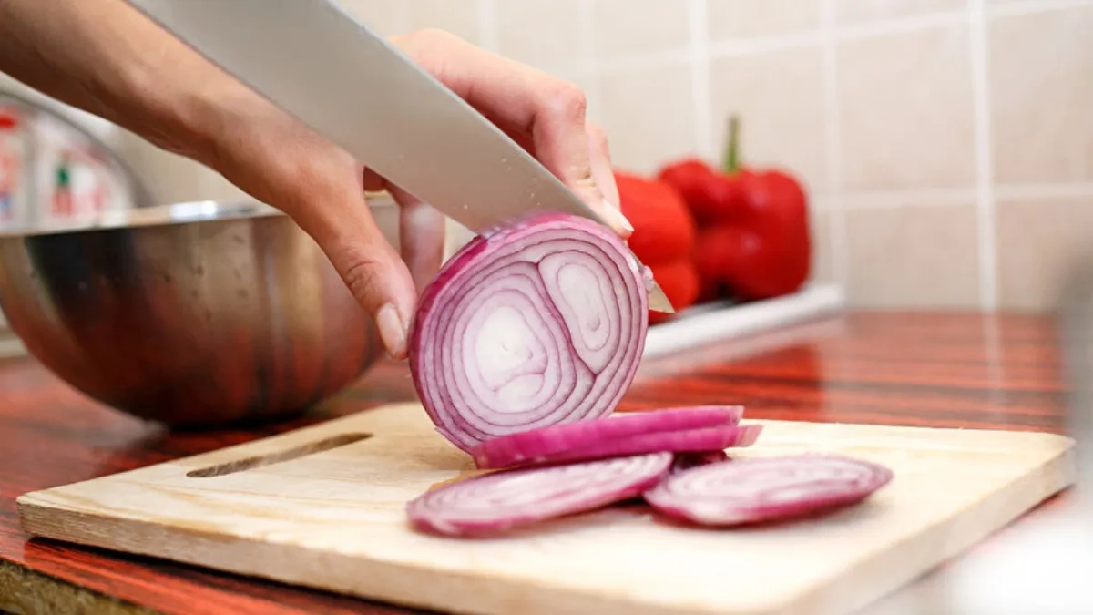 Soğan doğrarken göz yanmasını önlemenin pratik yöntemleri