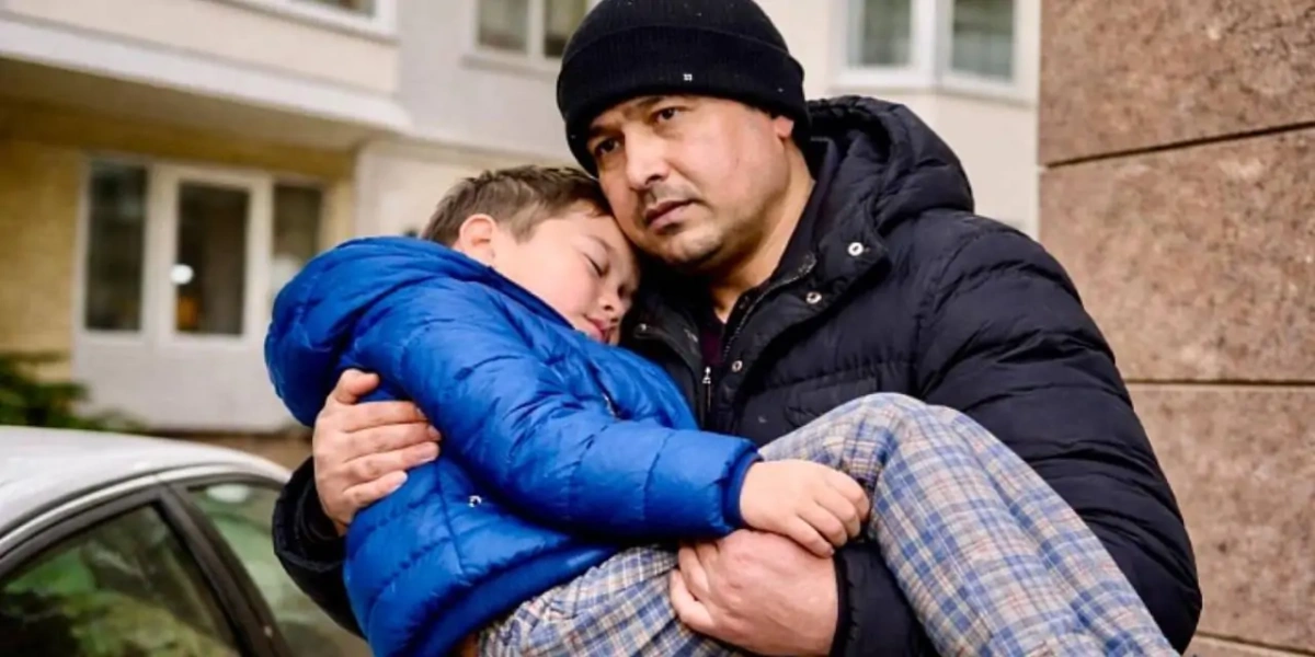 St. Petersburg'da mucize kurtuluş: Görevli 7. kattan düşen çocuğu havada kaptı