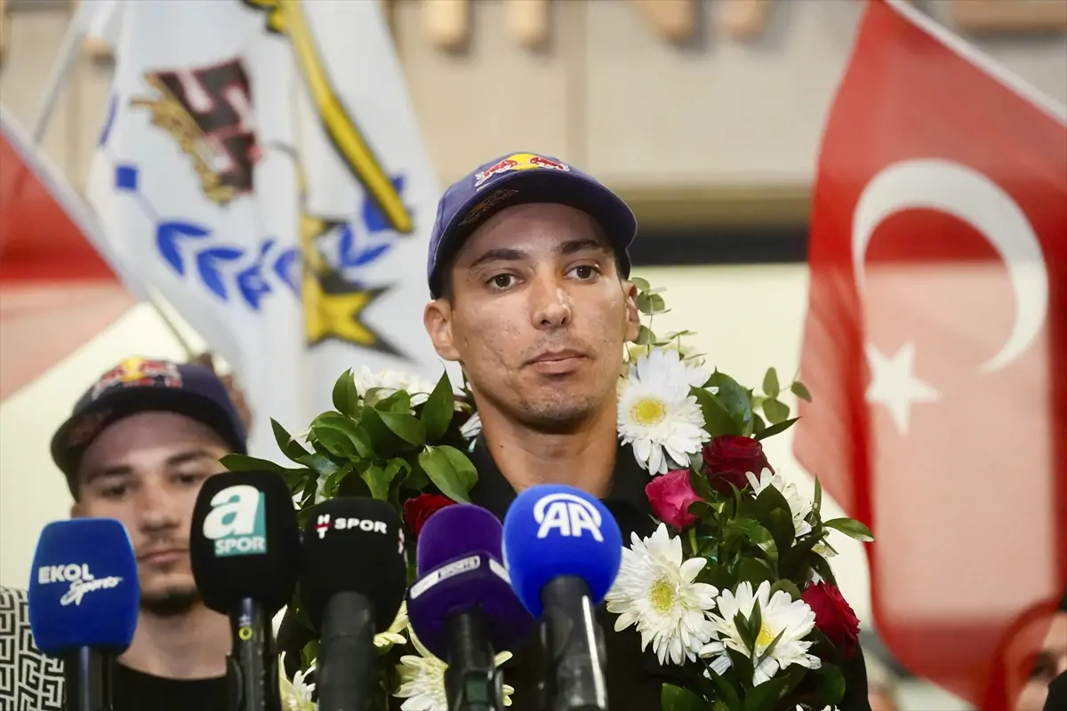 Toprak Razgatlıoğlu şampiyonlukla Türkiye'ye döndü: Coşkulu karşılama