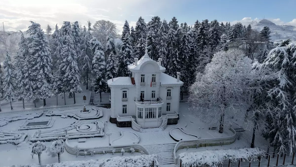 Trabzon'da kar yağışı: Atatürk Köşkü beyaza büründü