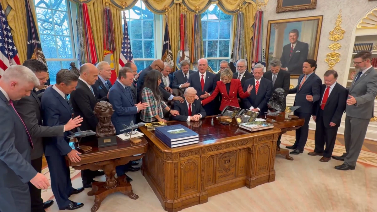 Trump, Oval Ofis'te papazlarla dua etti: Anlar sosyal medyada yayıldı