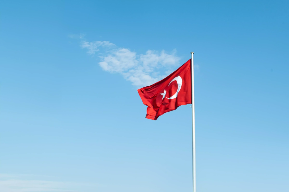 Türk bayrağına alçak saldırıya Ankara'dan peş peşe tepkiler: Cezasız kalmayacak