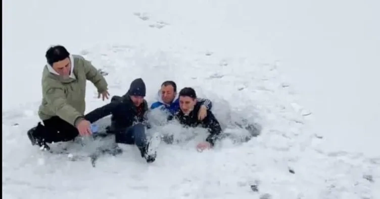 Uzungöl'de buzun üzerinde zıplayan 4 arkadaş suya düştü