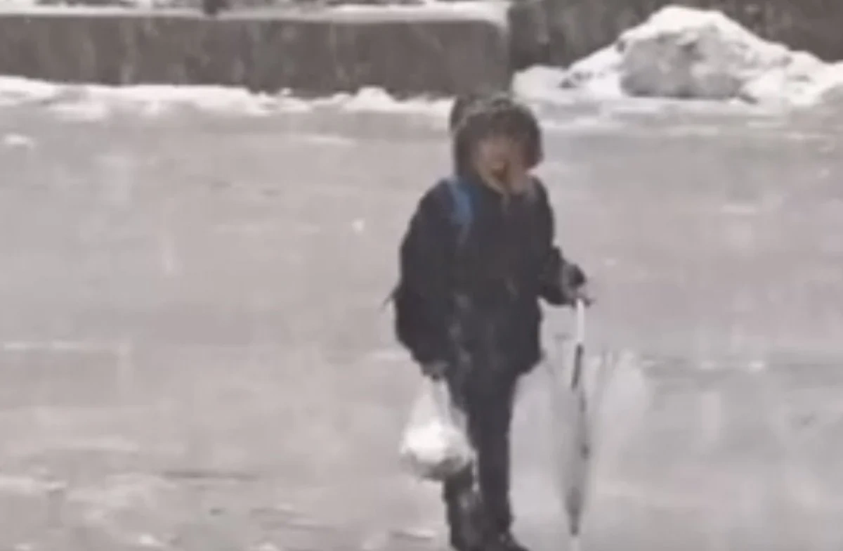 Yoğun kar altında tek başına İstiklal Marşı söyleyen çocuk duygulandırdı