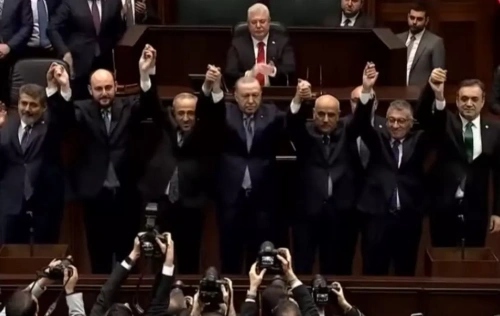 3 milletvekili AK Parti'ye katıldı, Erdoğan rozetleri taktı