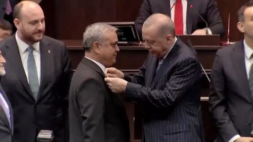 3 milletvekili AK Parti'ye katıldı, Erdoğan rozetleri taktı