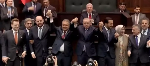 3 milletvekili AK Parti'ye katıldı, Erdoğan rozetleri taktı