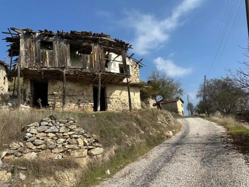 450 yıllık köy hayalet kasabaya döndü: Sadece 3 kadın 1 erkek kaldı