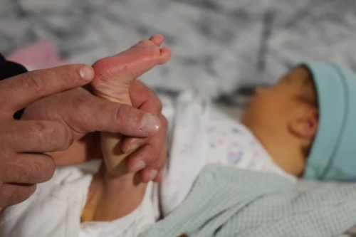 Adana'da topuk kanı krizi: Aile bebeğine kayyum atanma tehdidiyle karşılaştı