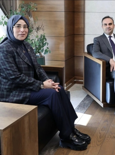 AK Partili milletvekili 52 bin TL'lik ayakkabısıyla tepki çekti